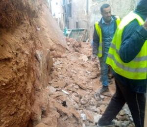 طوارئ بلدية الزرقاء تتلقى 104 اتصالا خلال المنخفض  ..  صور 