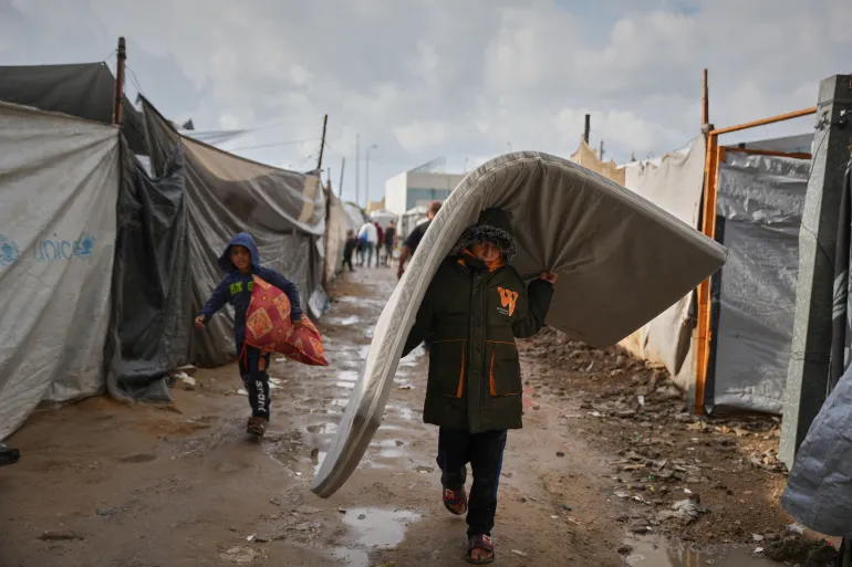 طلبة غزة يواجهون التوجيهي من خيام النزوح