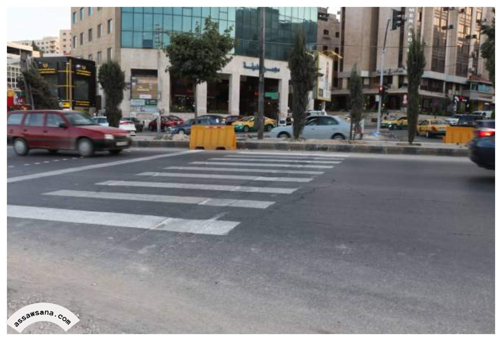 غرامة مالية على عبور المشاة من أماكن غير مخصصة 