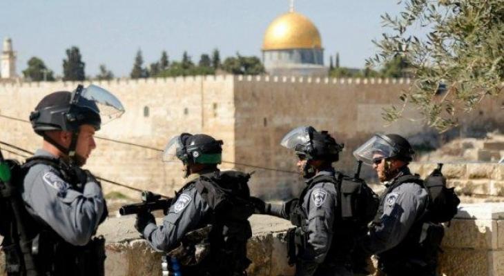 الاحتلال يعتقل صحفياً فلسطينياً ويبعده عن الأقصى