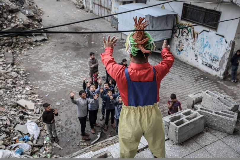 مهرّج مكلوم.. أبو سكر يرسم البسمة على وجوه أطفال غزة