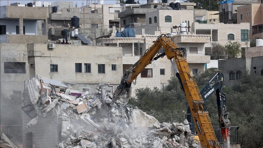 الاحتلال يهدم منازل ومنشآت وتشرد عائلات في الخليل 