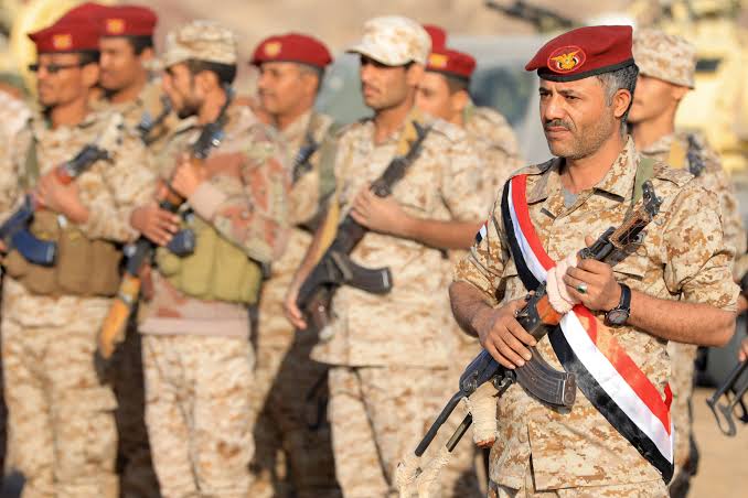 الجيش اليمني يحبط هجوماً حوثياً ويُسقط مسيّرة غربي تعز