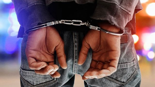 الإطاحة بمطلوبين في قضايا احتيال إلكتروني ومخدرات بالرمثا