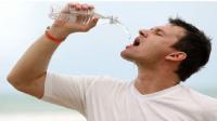 دراسة تكشف الرابط بين شرب الماء والشيخوخة