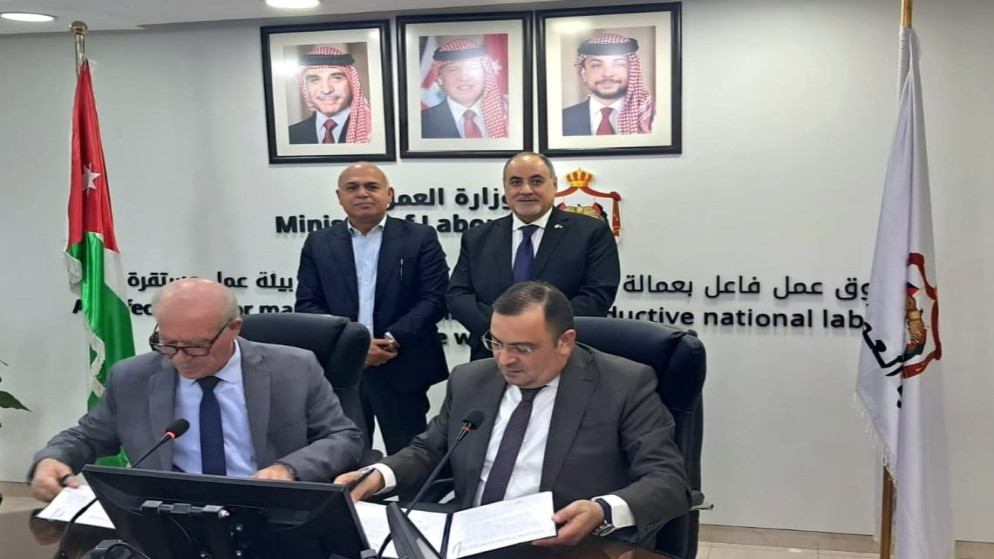 عقد عمل جماعي لتحسين المزايا الوظيفية لـ 160 عاملا في صناعة الأدوية