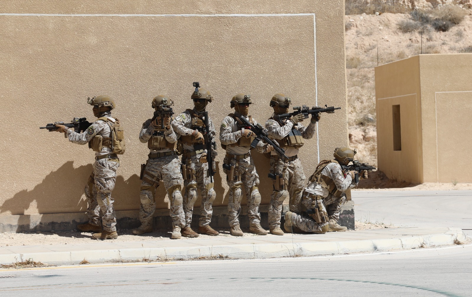 القوات الخاصة الأردنية:تدريبات على مكافحة الإرهاب والتهريب وتحرير الرهائن