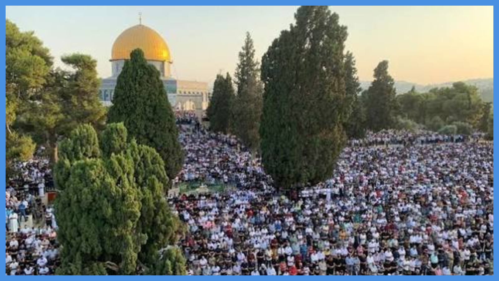 عشرات الآلاف يؤدون صلاة الجمعة بالأقصى