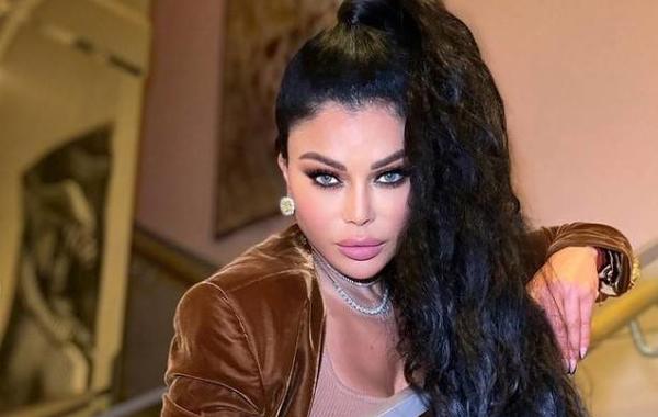 شاهد هيفاء وهبي تشتعل إثارة بالتنورة القصيرة