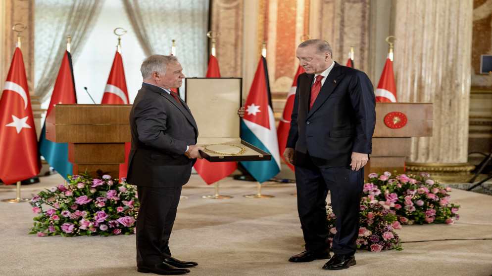الملك يمنح الرئيس التركي قلادة الحسين بن علي