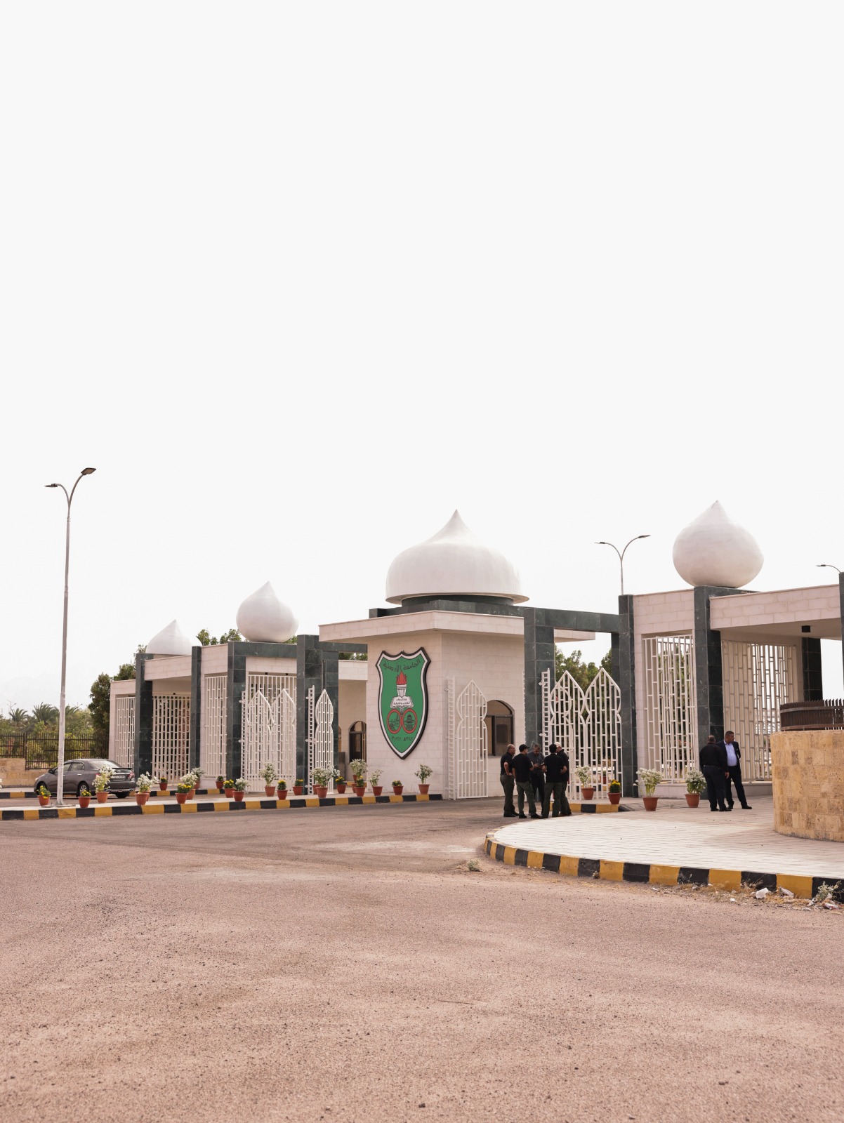 الجامعةُ الأردنيّة تفتتحُ سكن الطّالبات والبوّابة الرّئيسة في فرعِ العقبة