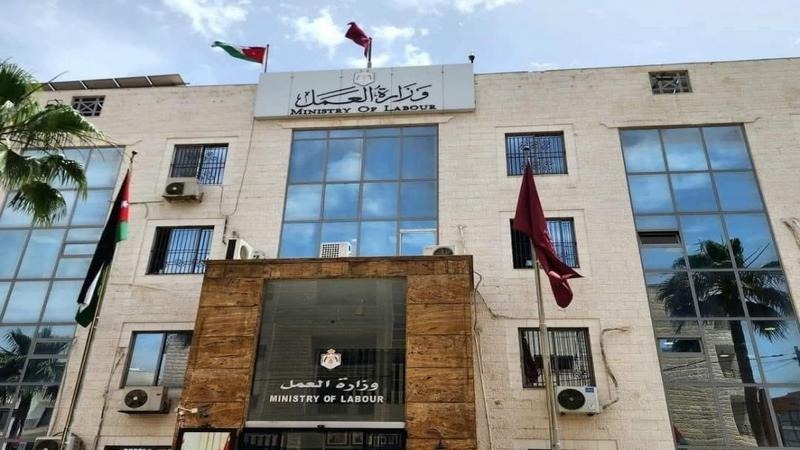 وزارة العمل: لا إعفاءات من غرامات أو رسوم التصاريح للعمالة المخالفة