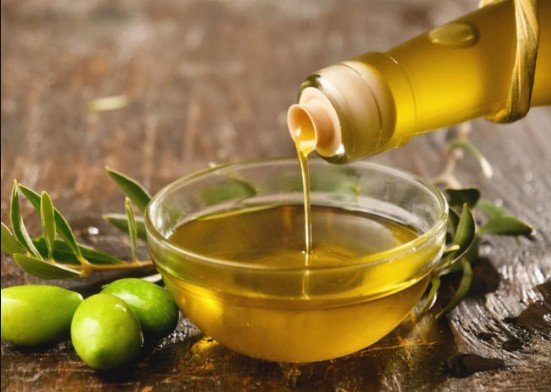 مؤونة زيت الزيتون ..  كم تدفع الأسرة وكيف تضمن الجودة؟