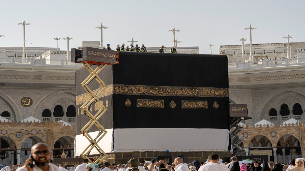 استبدال كسوة الكعبة المشرفة