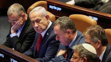 هآرتس: صدور أمر عسكري يسمح بتطبيق الإعدام بحق أسرى فلسطينيين بالضفة