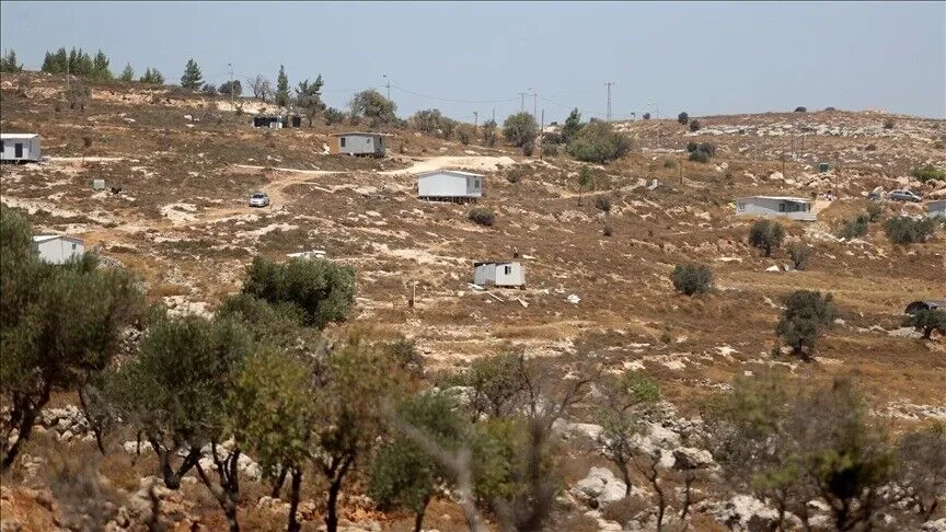 مستوطنون يمهدون لإقامة بؤرة جديدة وسط الضفة