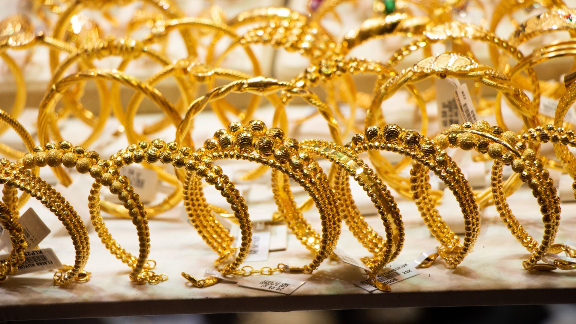 الذهب عيار 21 يتجاوز  106.7 دينار محليا