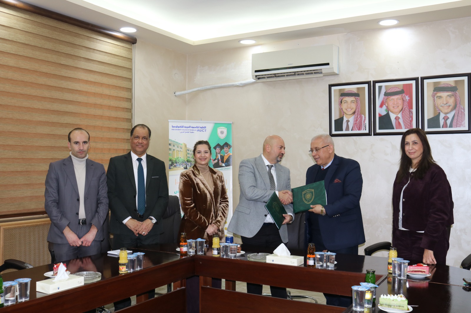 الكلية الجامعية العربية للتكنولوجيا توقع اتفاقية تعاون وتدريب مع مركز اللغات الحديث