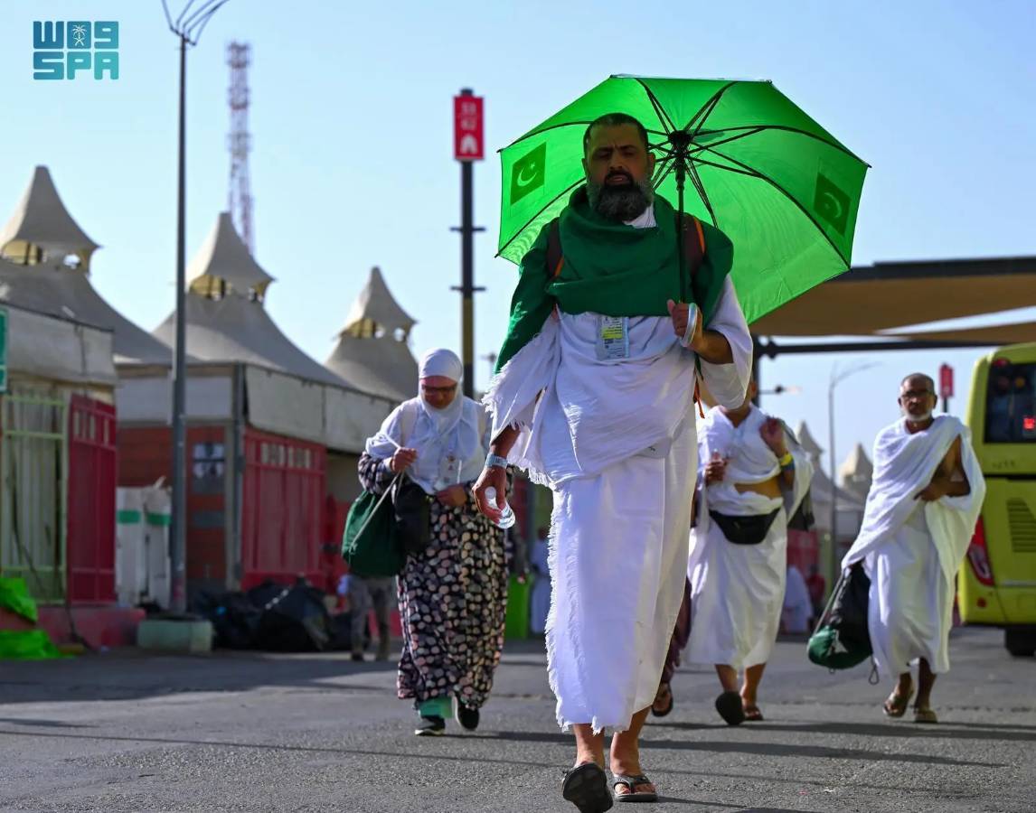 حُجاج بيت الله الحرام يتوافدون إلى مشعر منى لقضاء يوم التروية