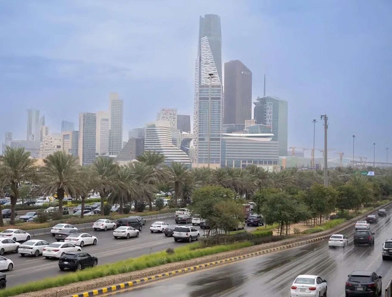 تقلبات جوية تضرب دول عربية الجمعة والسبت