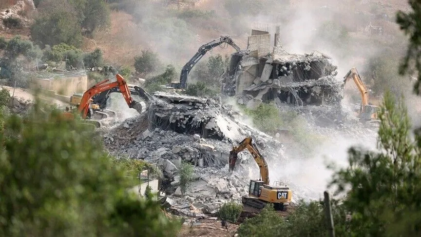 مستوطنون يعتدون على فلسطينيين ويجرفون أراضيهم
