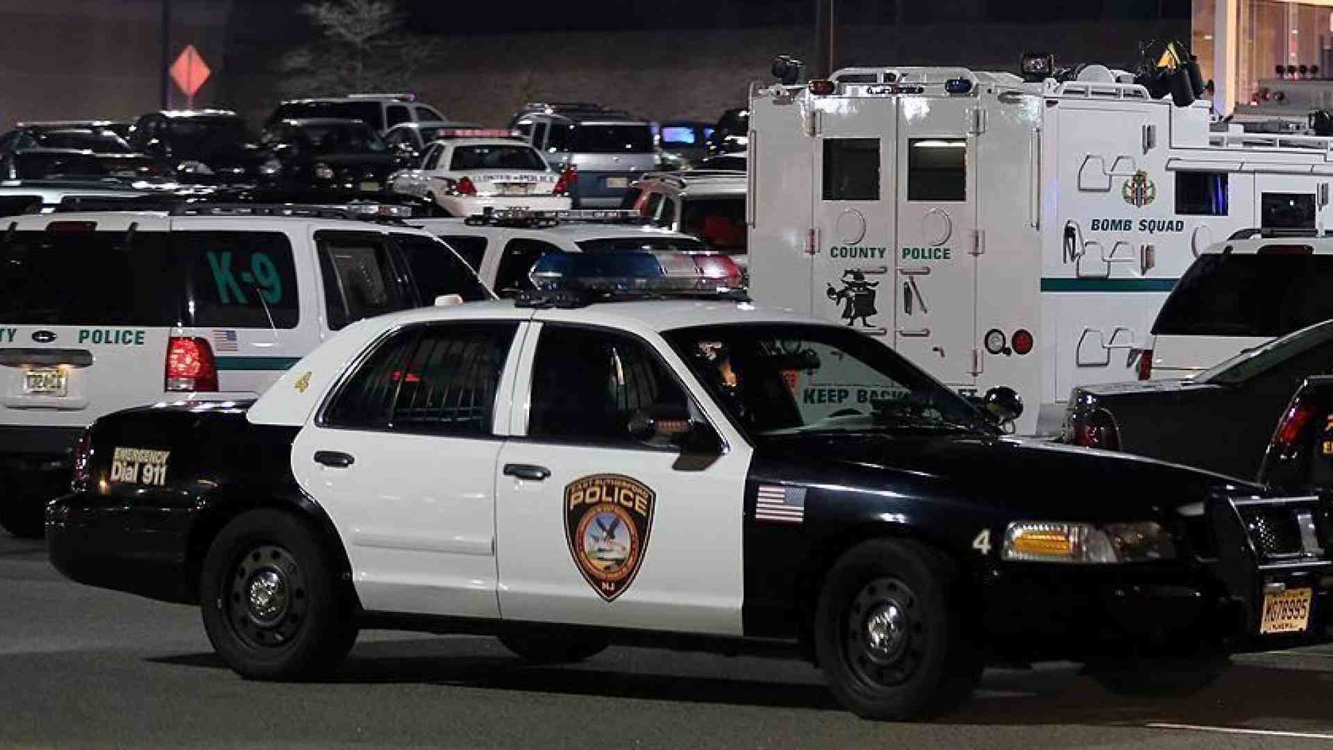 إصابة شخصين وإخلاء مركز تجاري بعد إطلاق نار بكاليفورنيا