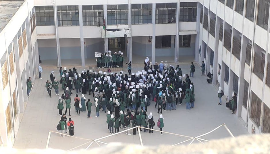 اعتصام لطالبات توجيهي في مدرسة ابو عليا الثانوية  ..  فيديو