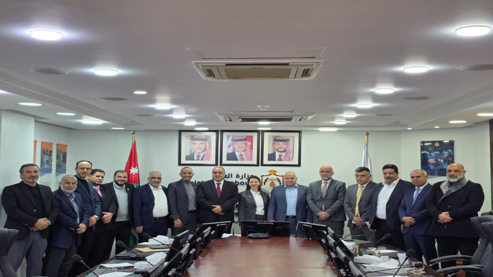 توقيع عقود عمل لتحسين المزايا الوظيفية لـ 2800 موظفاً