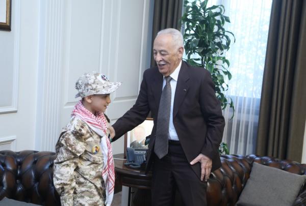 العيسوي يستقبل الطفل كرم الكفريني ..  فيديو