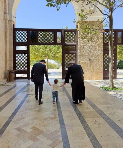 ولي العهد يصطحب الأميرة إيمان إلى مسجد الملك الحسين  ..  صور