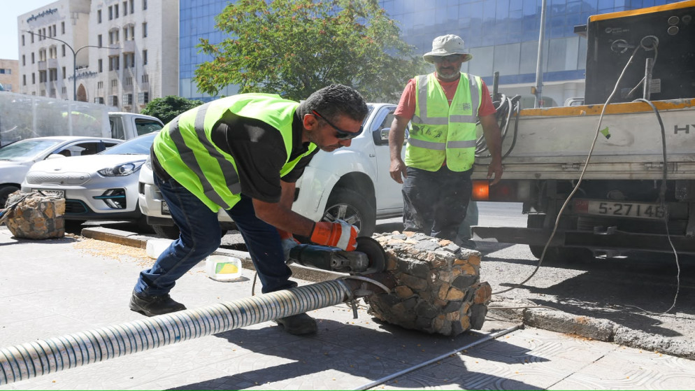 الامانة تواصل إزالة الاعتداءات عن الشوارع والأرصفة