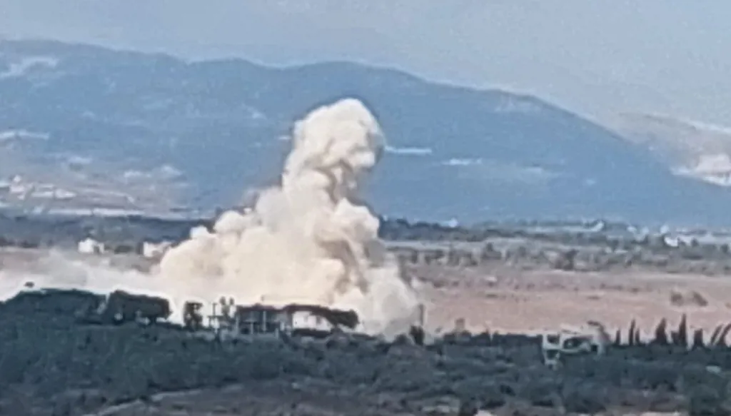 لبنان ..  انهيار جزء من جبل القنطرة في الجنوب جراء تفجيرات إسرائيلية 