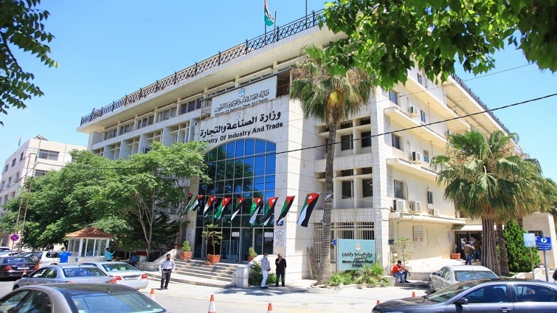توضيح للتجار بشأن تجديد بطاقة المستورد