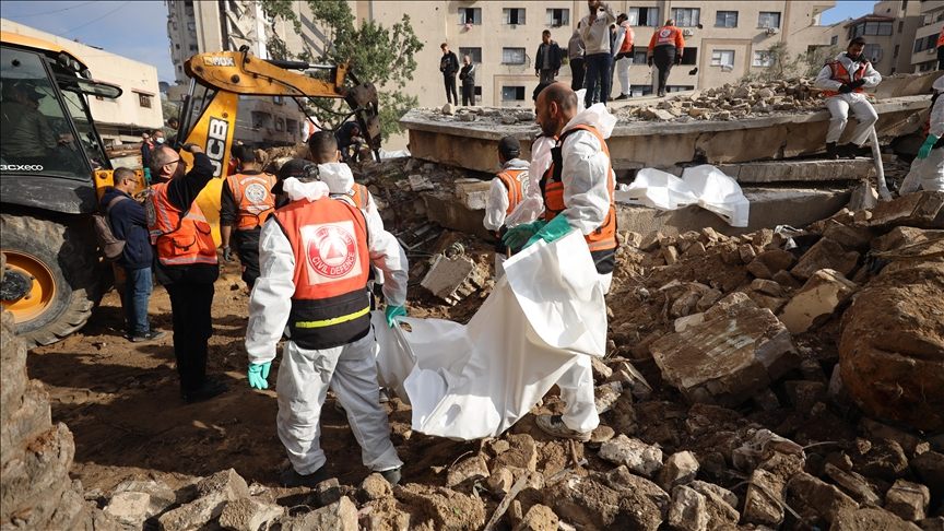 غزة: انتشال جثامين فلسطينيين دُفنوا عشوائيًا بعد الحرب