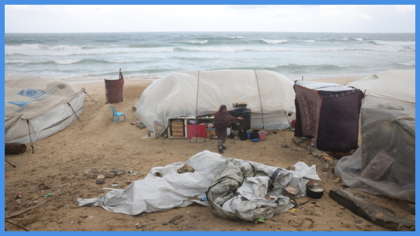 فلسطينية نازحة قرب خيمة وسط قطاع غزة خلال المنخفض