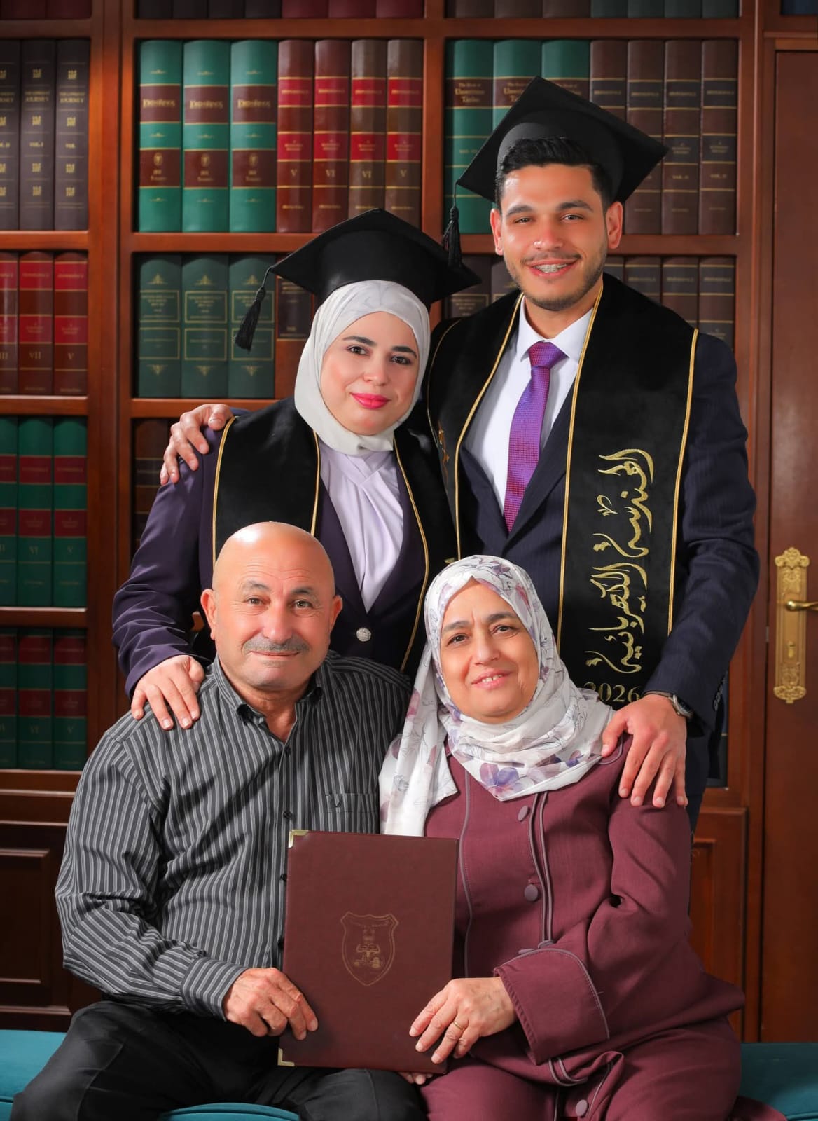 مازن عليان البنا يهنئ أبناءه لما وعبدالله بتخرجهما من الجامعة الأردنية