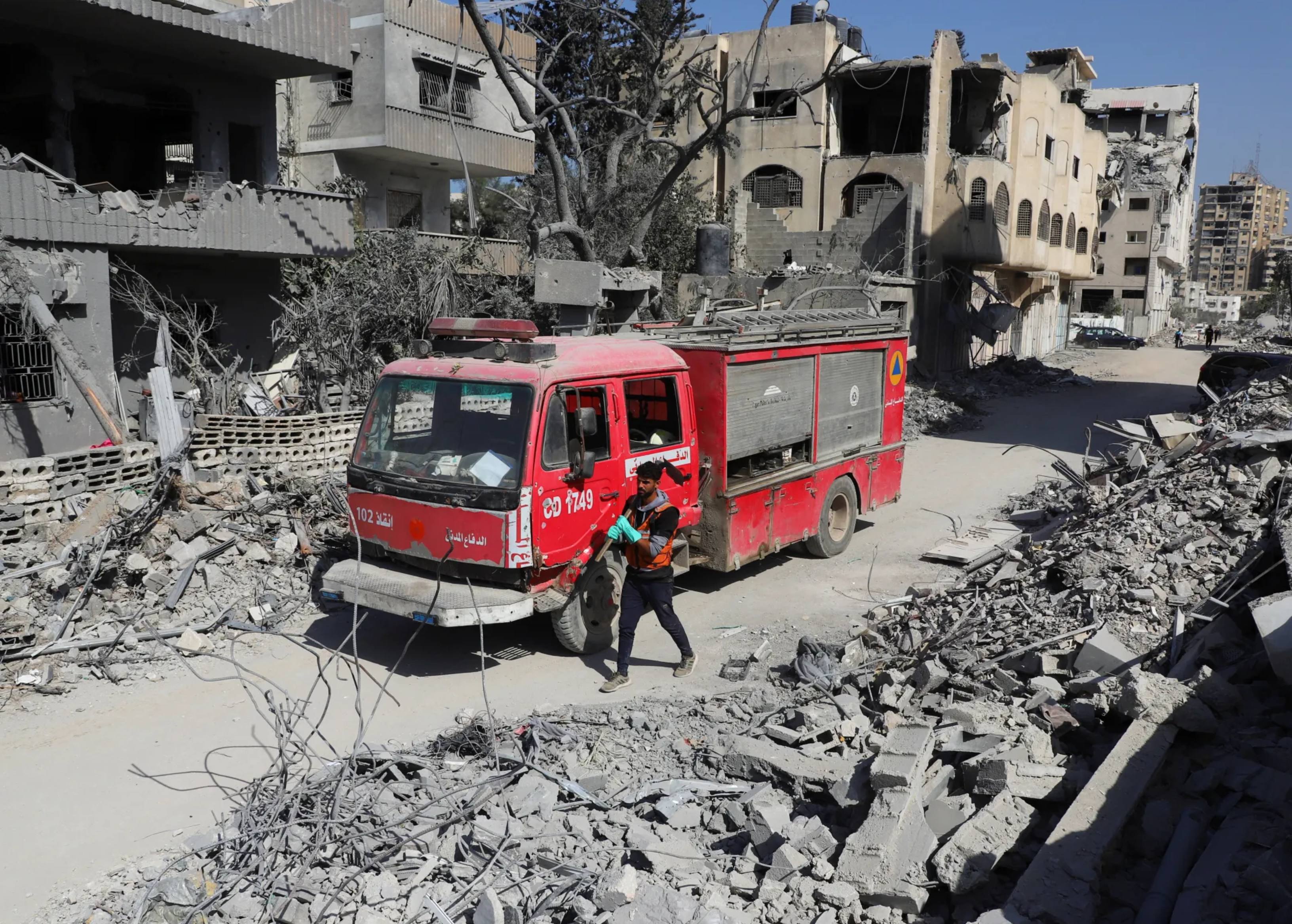 غزة ..  الدفاع المدني يعيد دفن رفات 40 فلسطينيًا من مقبرة جرفتها إسرائيل
