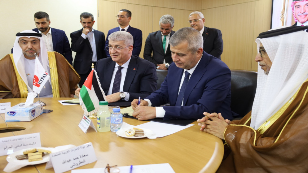 وزير الطاقة يوقّع عقود إيصال الغاز الطبيعي إلى الموقر والروضة الصناعيتين
