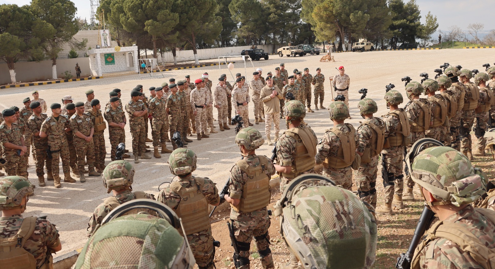 رئيس هيئة الأركان يزور قيادة لواء الملك حسين بن علي