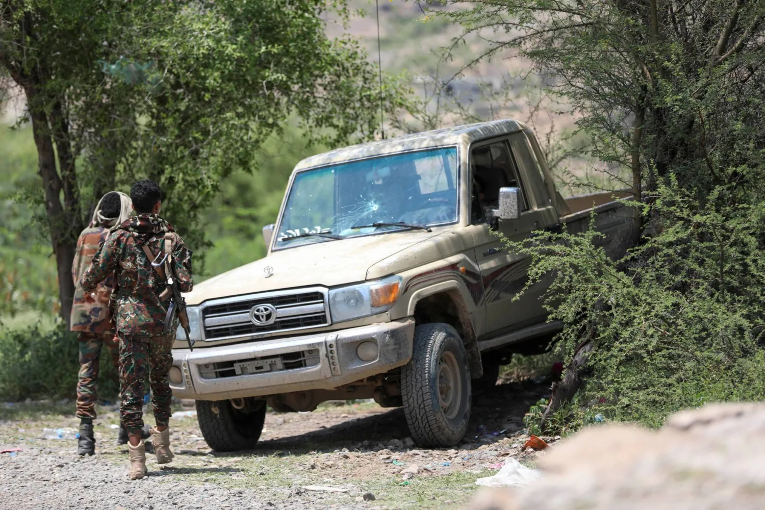 الجيش اليمني يستعيد مواقع استراتيجية بتعز