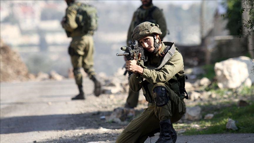 إصابة فلسطينيين أحدهما صحفي برصاص إسرائيلي وهجمات للمستوطنين بالضفة