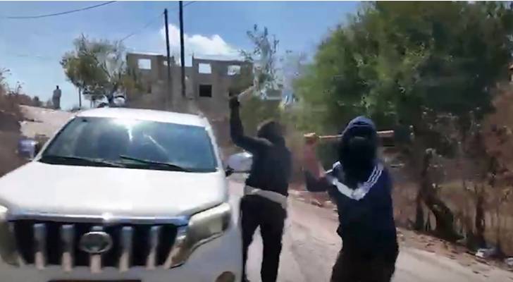 مستوطنون يهاجمون فريقاً صحفياً أميركياً ومواطنة فلسطينية في الضفة