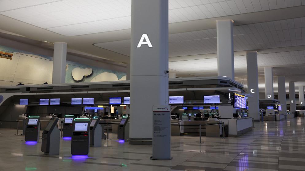 توقف الرحلات في مطار لاغوارديا في نيويورك بسبب حادث بين طائرة ومركبة