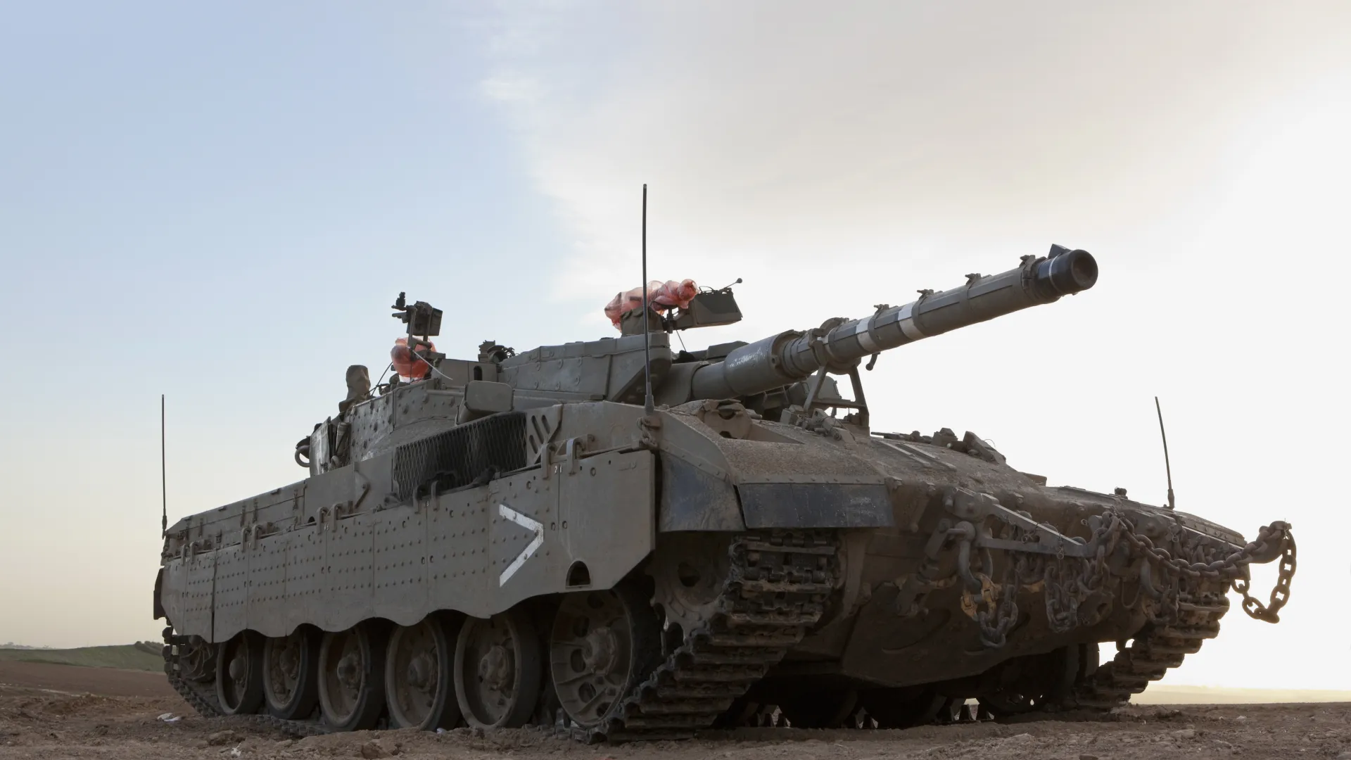 حزب الله يعلن استهداف دبابة ميركافا وقاعدة ميرون بالصواريخ