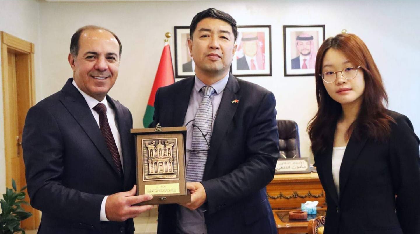 بحث إنشاء جامعة تقنية صينية في الأردن