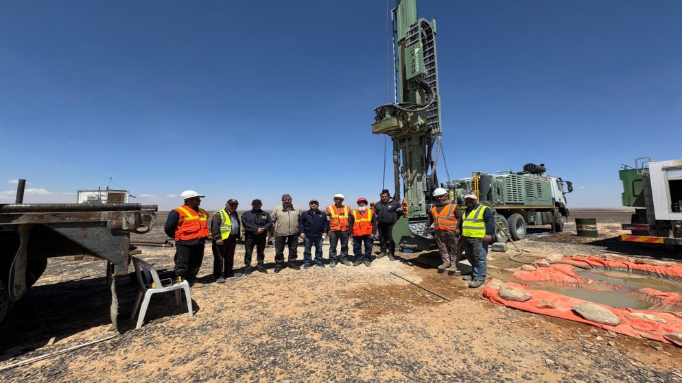 الخرابشة يتفقد مشاريع التنقيب عن الفوسفات في جنوب الأردن