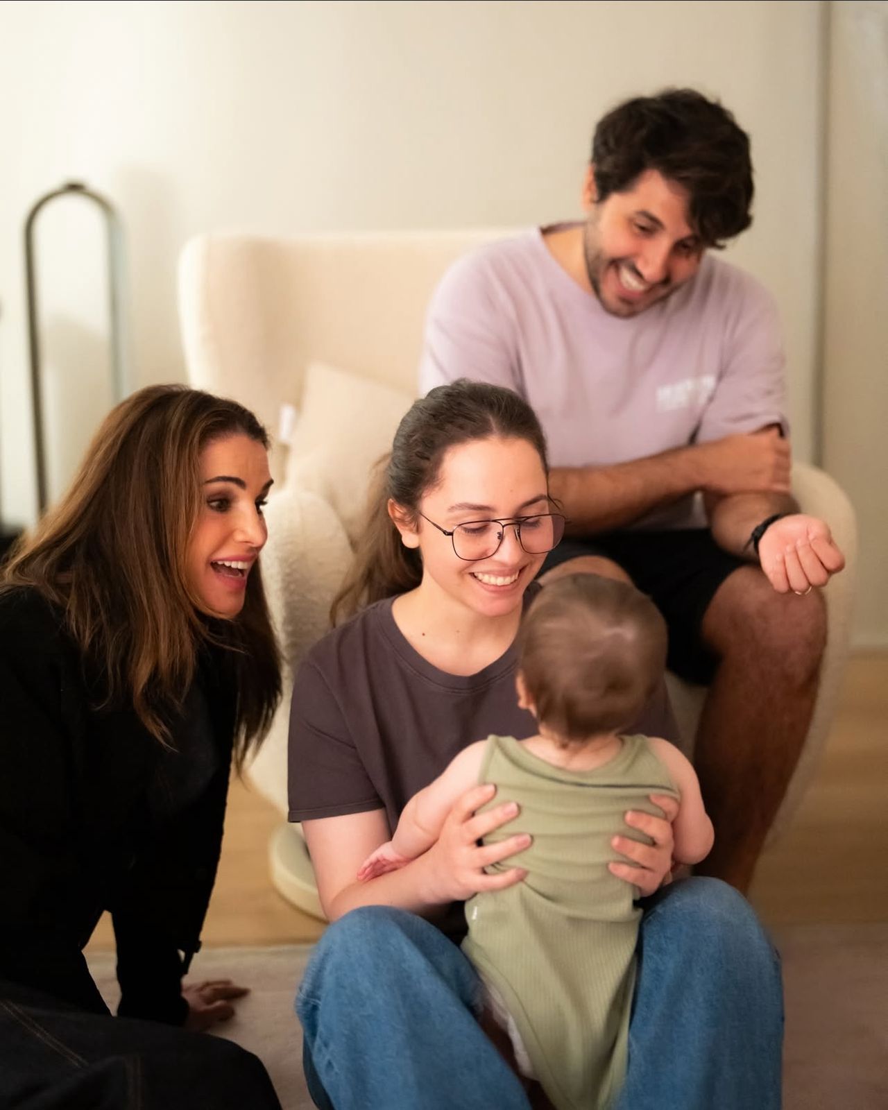 الملكة رانيا برفقة الأميرة إيمان وعائلتها 