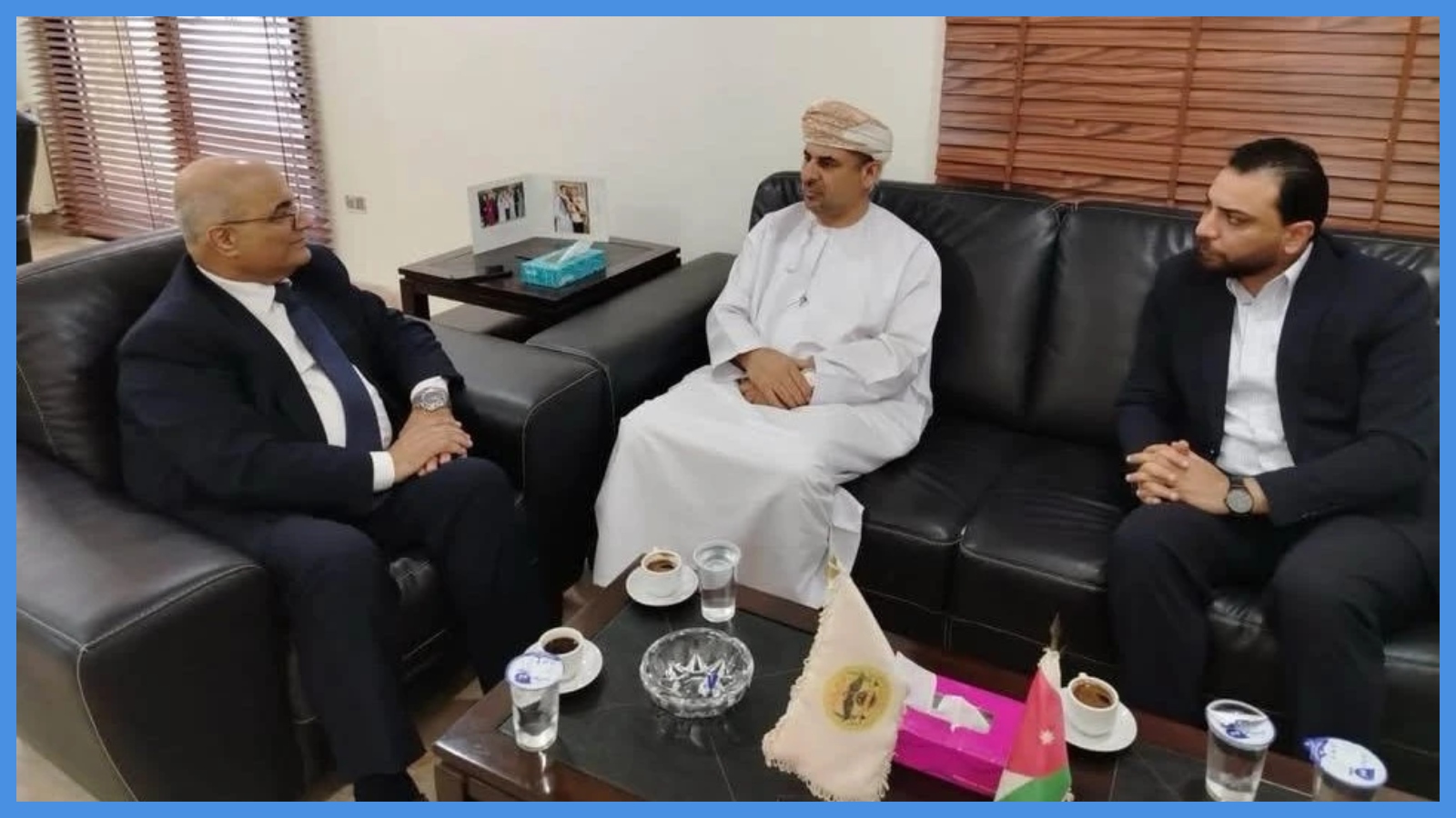 نقيب الصحفيين يبحث مع مسؤول عُماني تعزيز التعاون