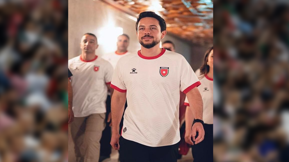 ولي العهد يطمئن على صحة اللاعب عصام السميري هاتفيا