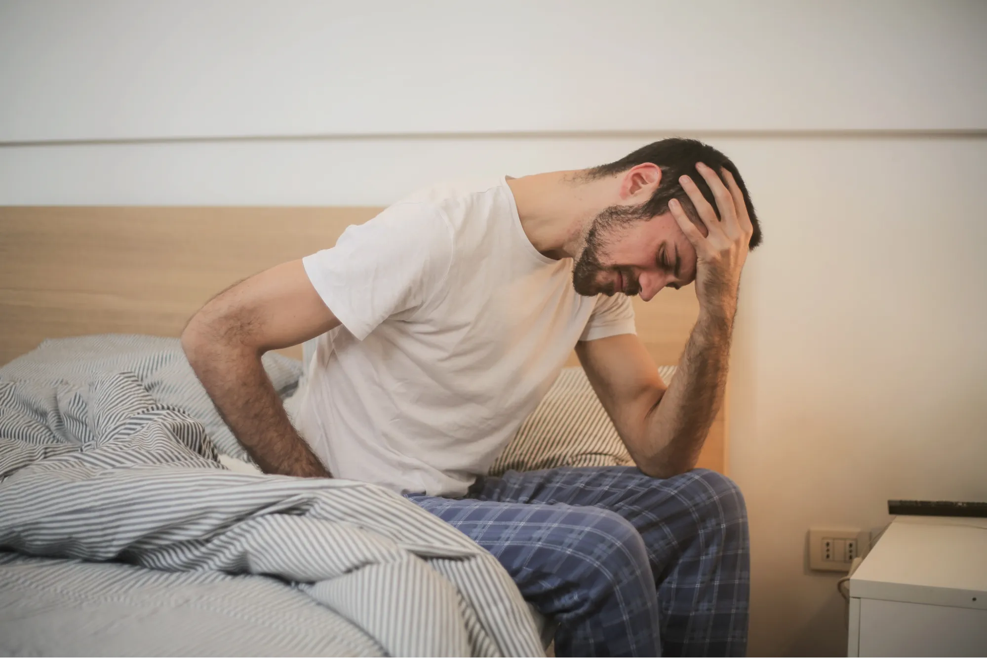 لماذا نستيقظ أحيانا على شعور بالقلق؟ إليك السبب 